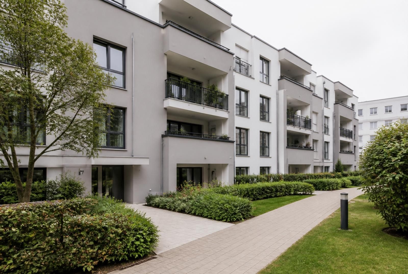 Modernes Wohngebäude mit gepflegter Außenanlage – professionell betreut von WNUK Hausmeisterservice